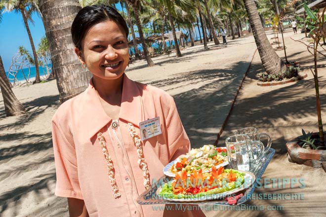 Das Personal im Shwe Hin Tha Hotel am Ngwe Saung Beach verwöhnt seine Gäste mit leckerem Seafood und kalten Getränken.