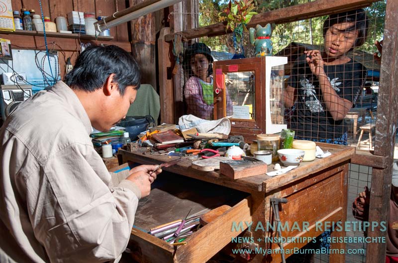 Myanmar Reisetipps | Bhamo | Goldschmied bei der Arbeit