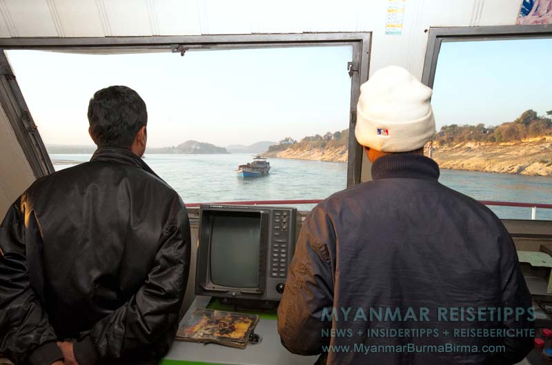 yanmar Reisetipps | Flussfahrt Bhamo nach Mandalay | Hier wird die IWT-Fähre gesteuert