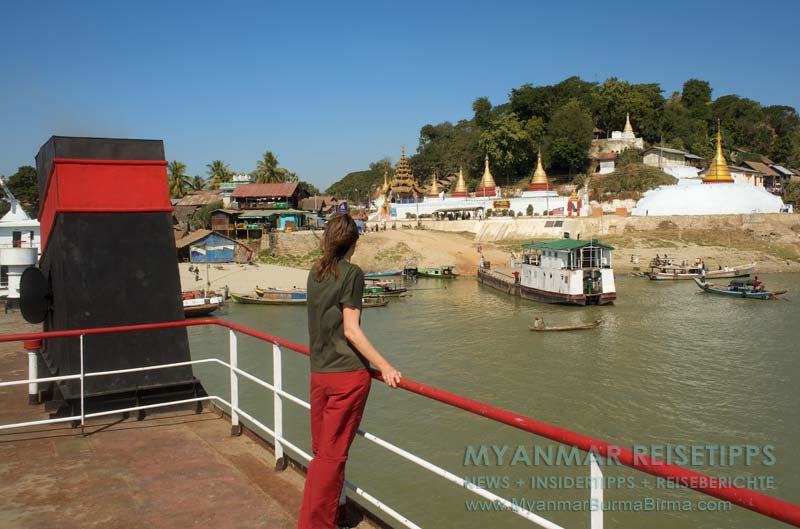Myanmar Reisetipps | Flussfahrt Bhamo nach Mandalay | Überall am Ufer goldene Pagoden und Stupas