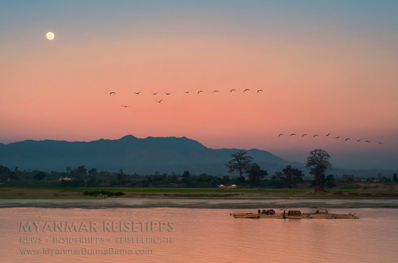 Myanmar Reisetipps | Flussfahrt Bhamo nach Mandalay | Fast Vollmond über dem Ayeyarwady