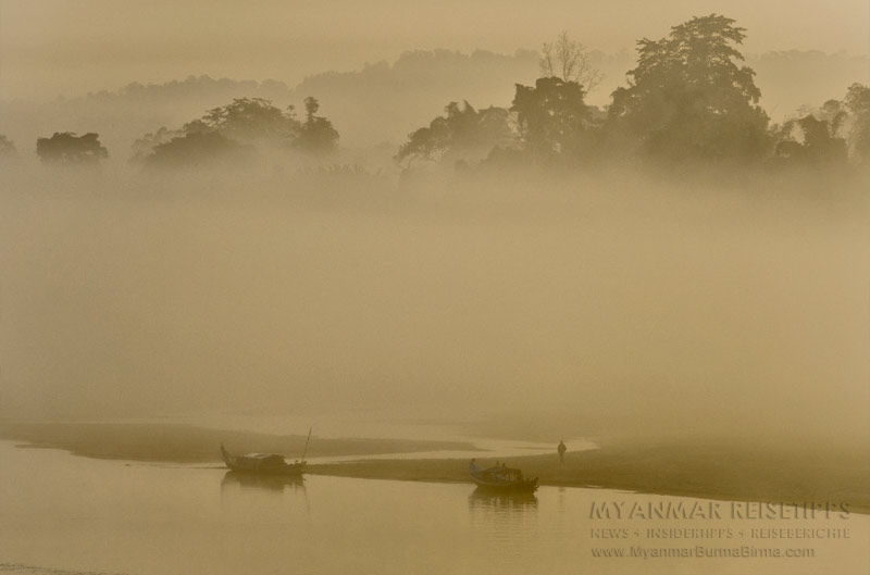 Myanmar Reisetipps | Flussfahrt Bhamo nach Mandalay | Nebel am frühen Morgen