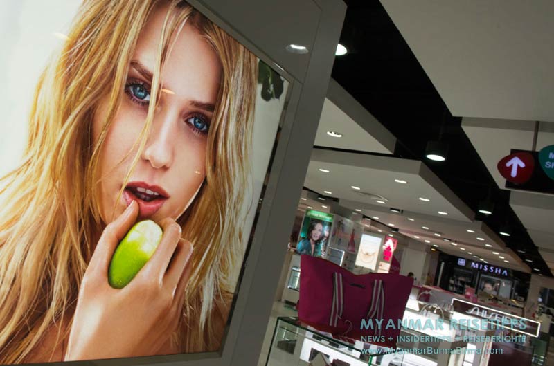 Alleinreisende Frau durch Myanmar: Kosmetikabteilung im Shoppingcenter Junction Square 