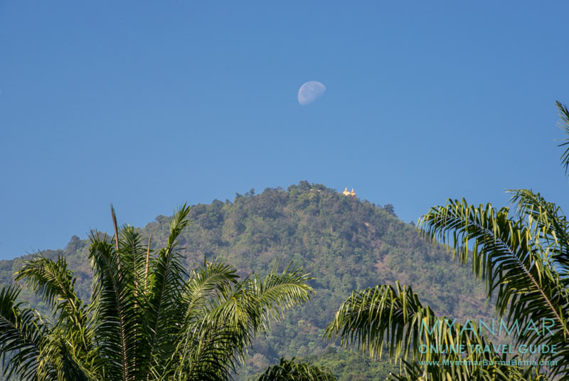 Die vergoldete Pagode Lek Khant Hill auf Dawei Peninsula ist schon von Weitem zu sehen.