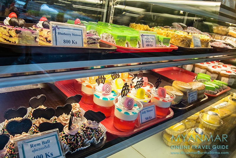 Viel Süßes in der Bäckerei MK5 Cake & Café in Dawei