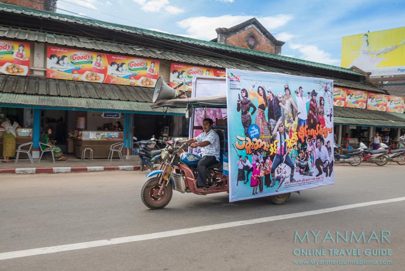 In Dawei wird noch auf der Straße mobile Kinowerbung mit dem Motorbike betrieben.