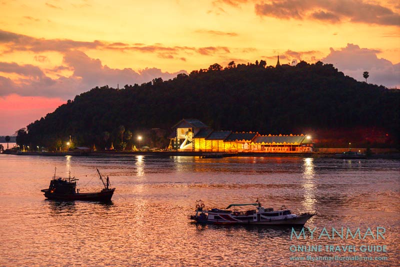 Myeik: Abendstimmung über der Andamanensee mit Blick auf den liegenden Buddha