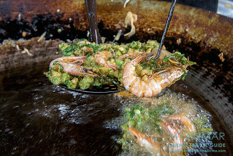 Typisch für Myeik: Leckere Shrimpscracker auf dem Nachtmarkt