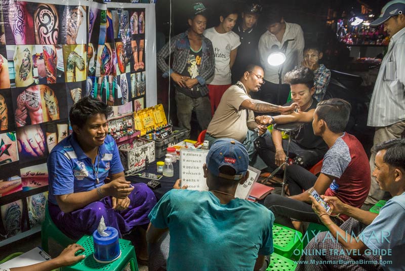 In dem Tattoostudio auf dem Nachtmarkt kann sich jeder günstig ein paar Bilder stechen lassen.
