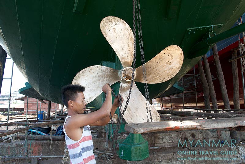 Reparatur an einer Schiffsschraube in der Schiffswerft Kyaw Kyaw Phyo in Myeik