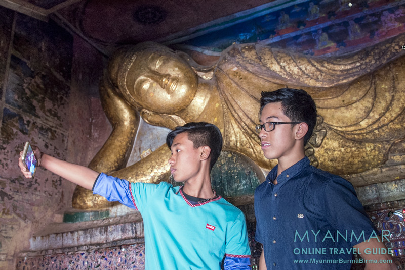 Monywa: Zwei Männer machen ein Selfie in den Hpo-Win-Daung-Höhlen