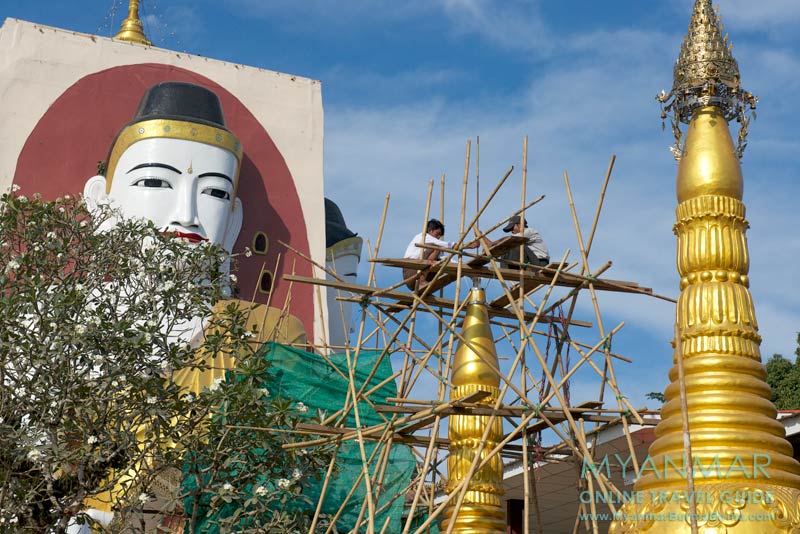 Bauarbeiten an der Kyaikpun-Pagode mit den vier Buddha-Statuen in Bago