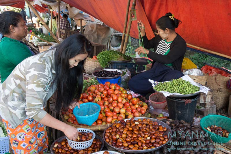 Obst und Gemüse auf dem Markt am Bahnhof in Bago