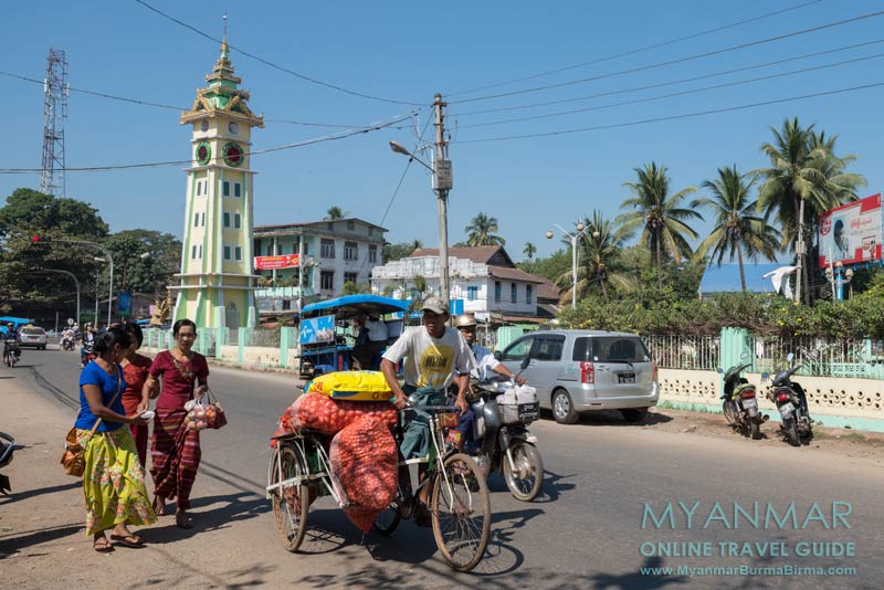 Der Uhrturm von Bago steht in der Stadtmitte