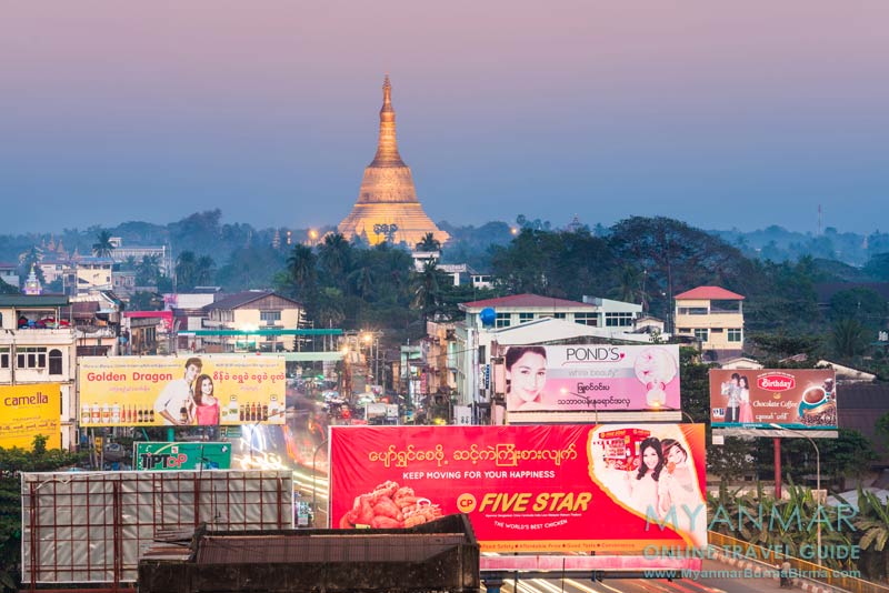 Werbetafeln am Yangon-Mandalay-Highway in Bago. Im Hintergrund die Shwemawdaw-Pagode.