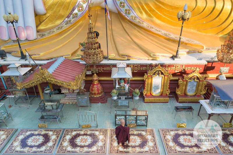 Myanmar Reisetipps | Pyay | Betender Mönch am Sockel des Sehtatgyi-Buddha