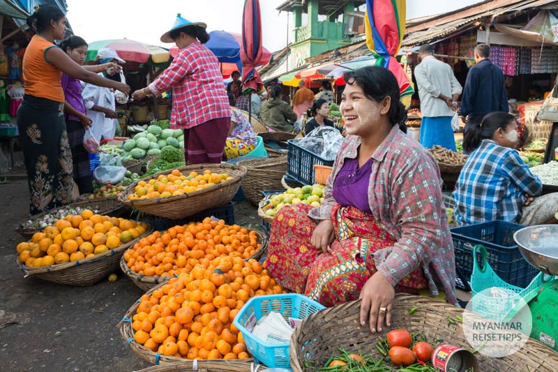 Eine Verkäuferin in Myanmar mit Mandarinen. Der Morgenmarkt befindet sich gegenüber der Moschee in Hpa-an.