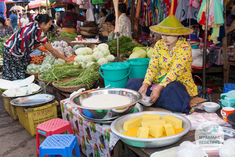 Diese Verkäuferin auf dem Morgenmarkt in Hpa-an verkauft verschiedene Sorten Tofu.