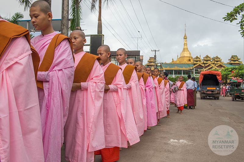 Myanmar Reisetipps | Hpa-an | Nonnen beim Almosengang