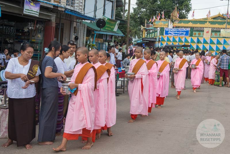 Nonnen beim Almosengang in der Stadt Hpa-an in Myanmar