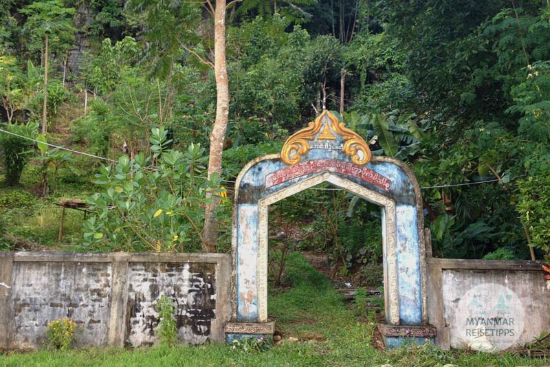Eingang für den Aufstieg zum Viewpoint an der Höhle Kaw Ka Taung in Hpa-an