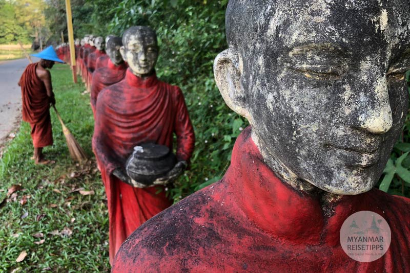 Hpa-an: Mönchsreihe aus Beton vor der Höhle Kaw Ka Taung