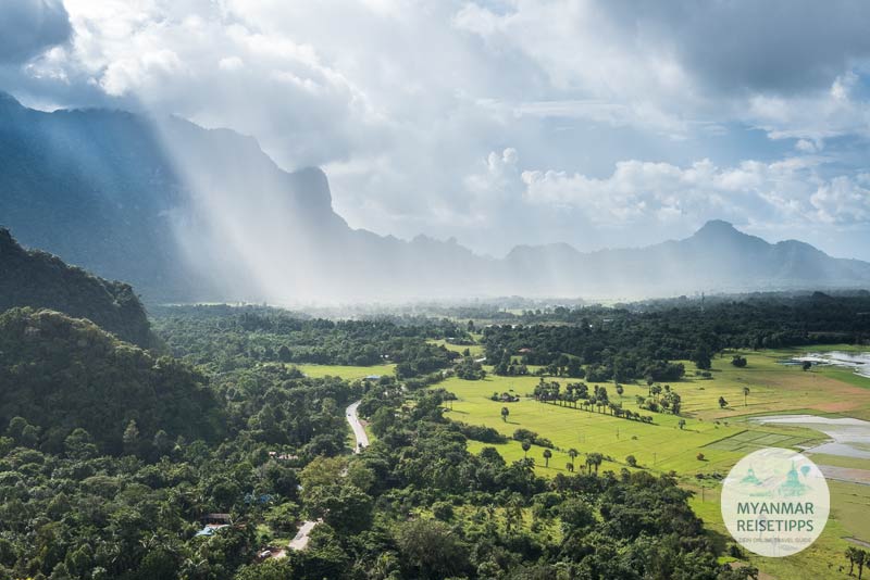 Hpa-an: Aussicht vom Berg Kaw Ka Taung mit Regenschauer 