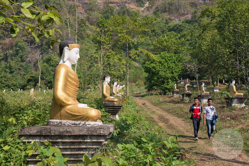 Hpa-an: Besucher im Lumbini Park mit über 1.000 Buddha-Statuen
