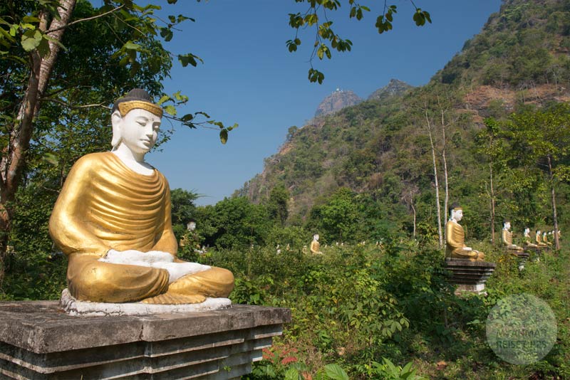 Lumbini Park mit über 1.000 Buddha-Statuen und im Hintergrund der Mt. Zwekabin
