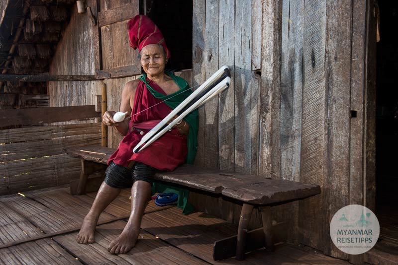 Myanmar Reisetipps | Loikaw | Traditionell gekleidete Frau der Kayah im Dorf Daw Ta Ma Gyi