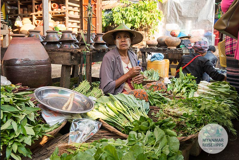 Verkäuferinnen auf dem Morgenmarkt am Uhrturm in Hpa-an