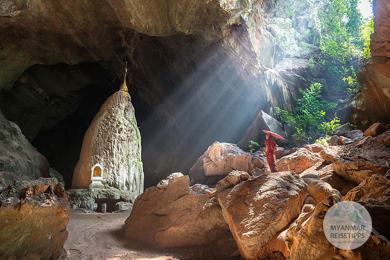 Hpa-an: Stalagmit in der Saddar-Höhle, die schönste Karststeinhöhle in Myanmar