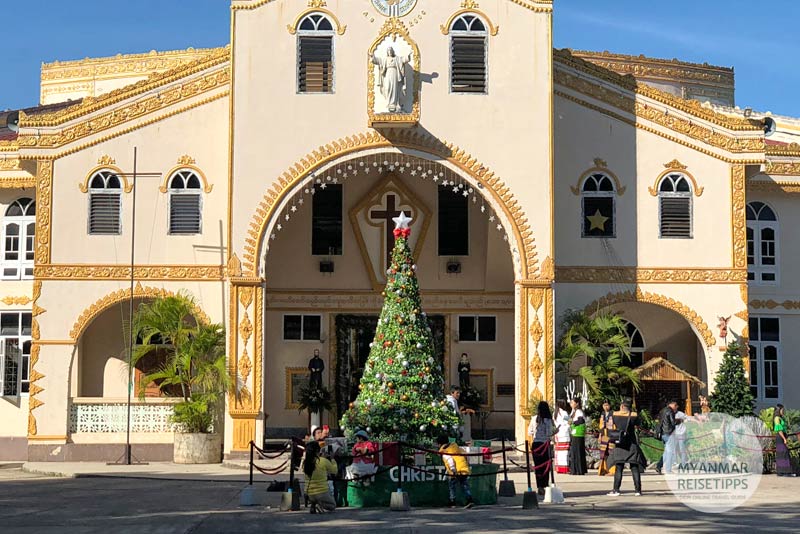 Kirche mit Weihnachtsbaum in Loikaw