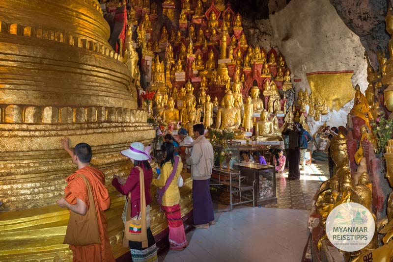 Myanmar Reisetipps | Pindaya | Auch hier wird, wie überall in Myanmar, Blattgold gespendet.