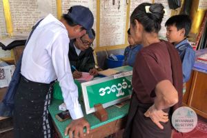 Myanmar Reisetipps | Pyay | Spende für den Brillen-Buddha