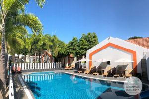 Myanmar Reisetipps | Pyay | Swimmingpool vom Lucky Dragon Hotel