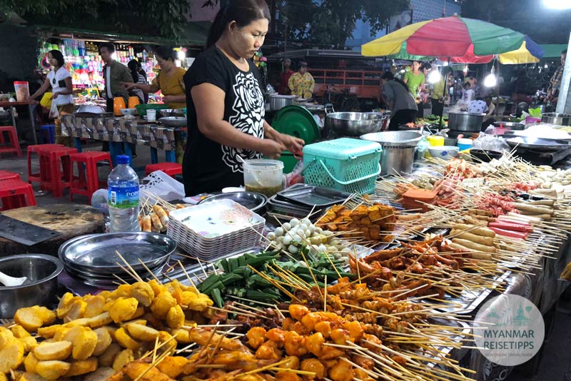 Myanmar Reisetipps | Pyay | Grillspieße auf dem Nachtmarkt