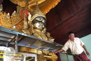 Myanmar Reisetipps | Pyay | Blattgoldspende in der Shwebawtha-Pagode