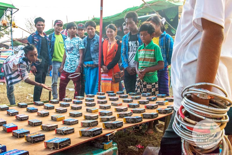 Gewinn- und Brettspiele sind bei den Besuchern zum Ballonfest in Pyin U Lwin sehr beliebt.