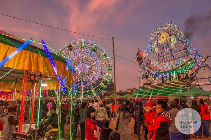 Die Einheimischen aus Myanmar freuen sich über Karussells beim Ballonfestival in Pyin U Lwin