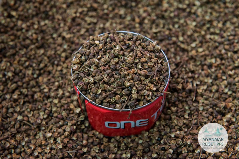 Traditionelles Essen: Kayah-Pfeffer (Makathi) auf dem Markt in Loikaw