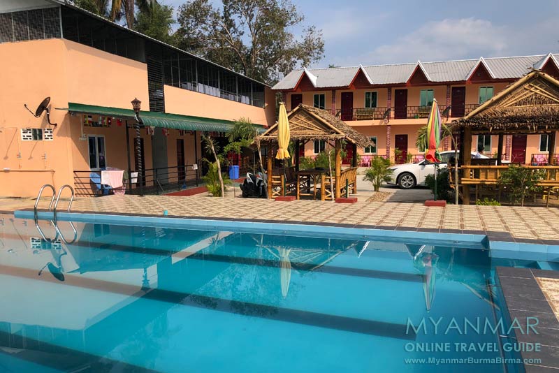 PeTi Guesthouse mit Swimmingpool am Maungmagan Beach auf Dawei Peninsula in Myanmar