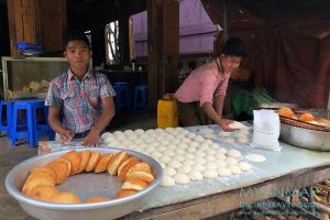 Myanmar Reisetipps | Mindat | Frittiertes Gebäck zum Frühstück