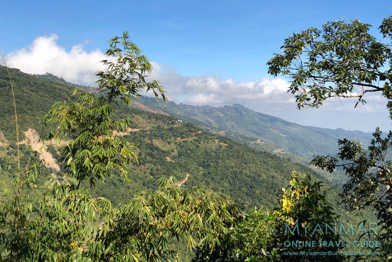 Myanmar Reisetipps | Mindat | Blick vom Chin-Dorf An Laung. Im Hintergrund: Mindat auf dem Bergrücken