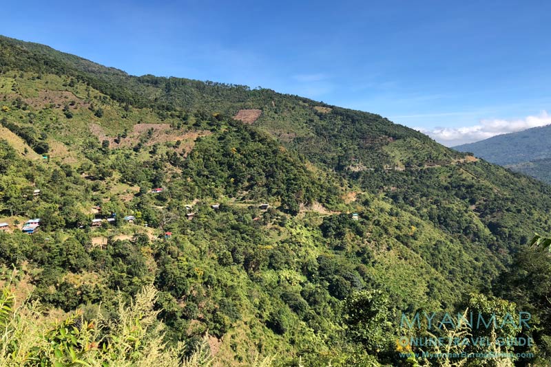 Myanmar Reisetipps | Mindat | Ausblick auf die Berglandschaft und die gefahrene Strecke