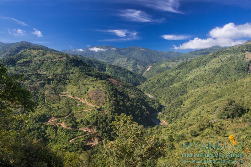 Trekking im Chin-State in Myanmar: Tal des Flusses Chit Chaung in der Nähe von Mindat