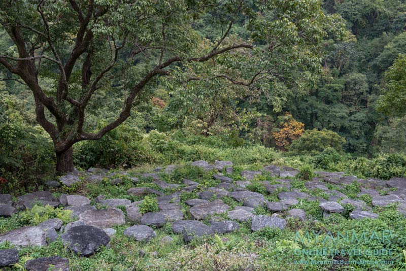 Myanmar Reisetipps | Mindat | Friedhof mit Steingräber im Chin-Dorf Kyardo