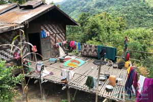 Myanmar Reisetipps | Mindat | Typisches Haus in Kaye Do