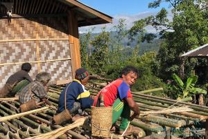 Myanmar Reisetipps | Mindat | Männer bauen eine neue Terrasse im Chin-Dorf Lup Phe