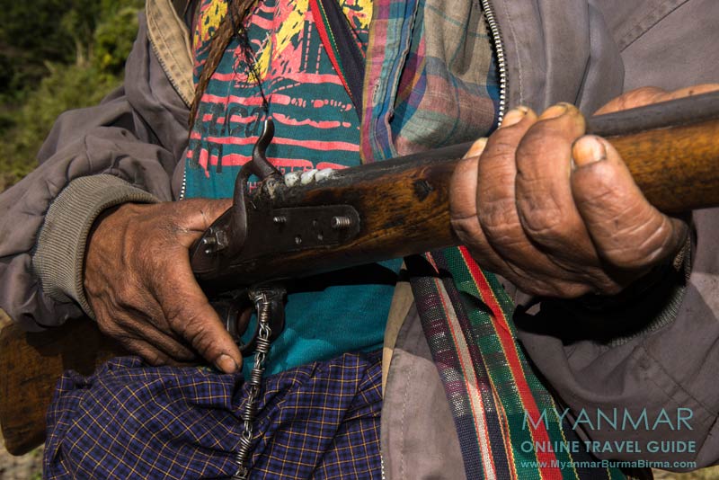 Myanmar Reisetipps | Mindat | Gewehr von einem Jäger im Dorf An Laung